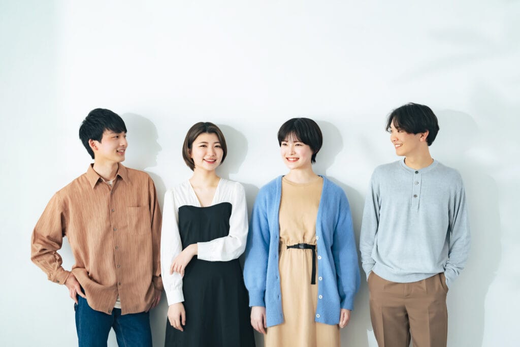 結婚式の招待する友人と同僚
